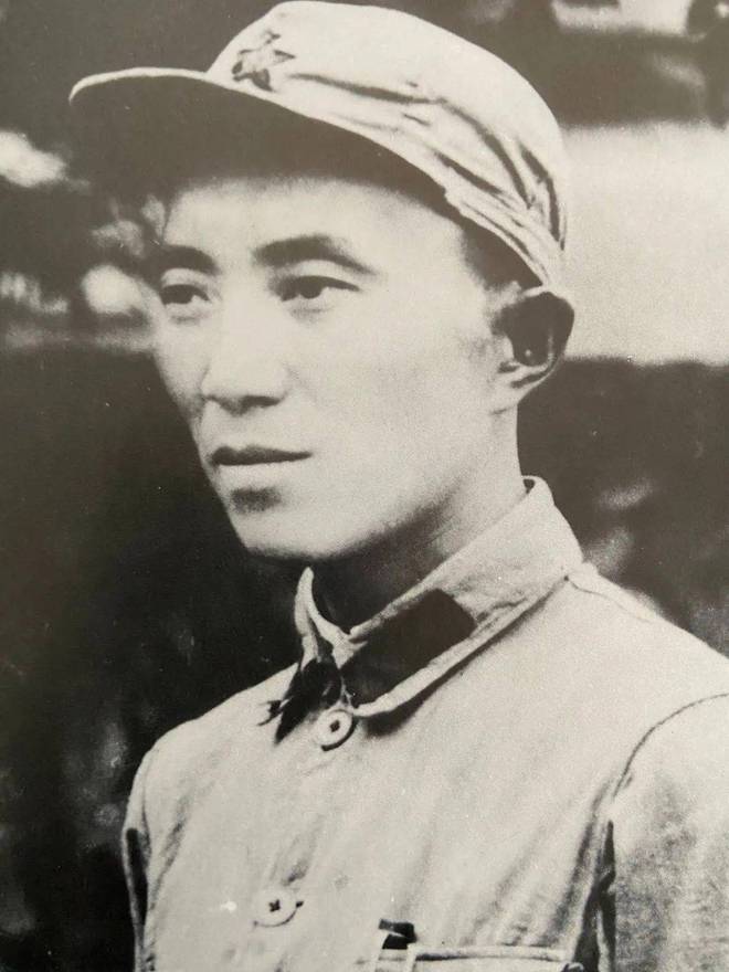 咙被打穿毛主席抱着他喂水：喝了会舒服些的PG电子麻将胡了试玩1935年游好扬喉(图15)